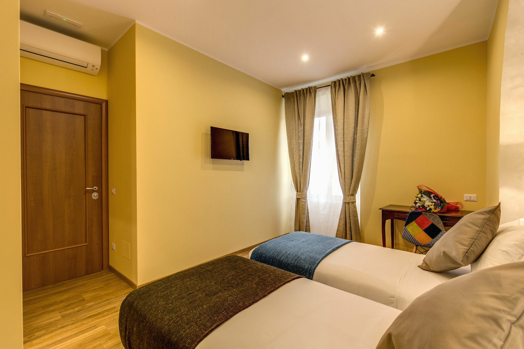 Top Floor Colosseo Guesthouse Rome Bagian luar foto